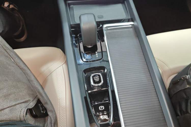 Used Volvo XC60 2026 B5 4x4 Smart Luxury Edition Gear Lever