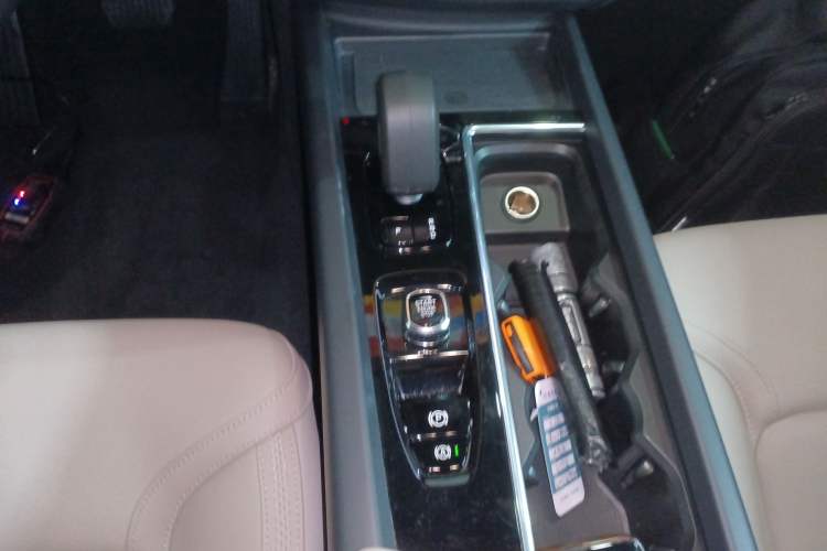 Used Volvo XC60 2026 B5 4x4 Smart Luxury Edition Gear Lever