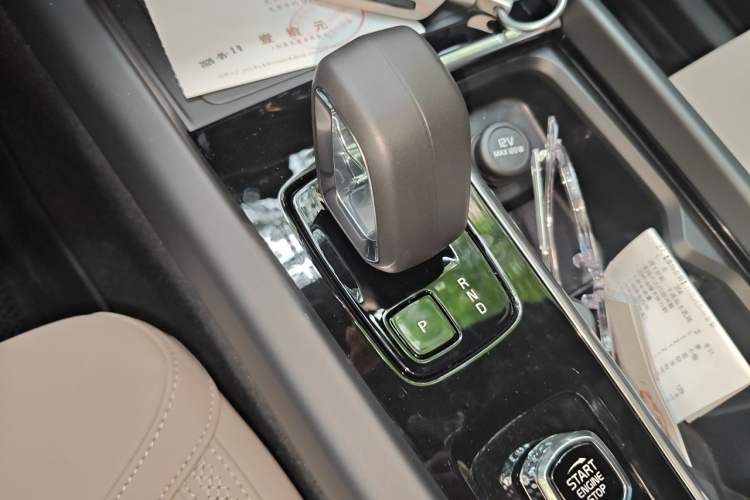 Used Volvo XC60 2026 B5 4x4 Smart Luxury Edition Gear Lever