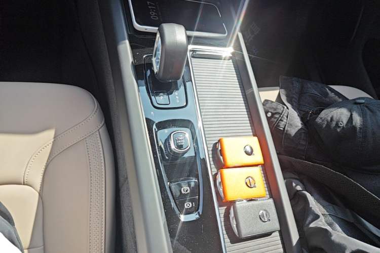 Used Volvo XC60 2026 B5 4x4 Smart Luxury Edition Gear Lever