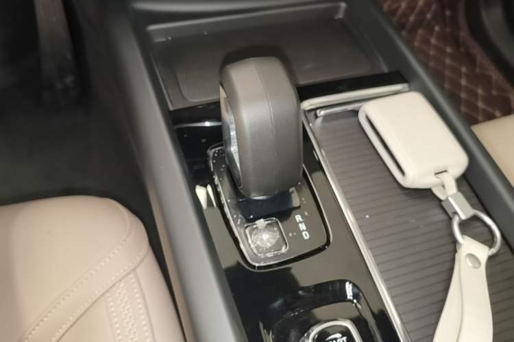Used Volvo XC60 2026 B5 4x4 Smart Luxury Edition Gear Lever