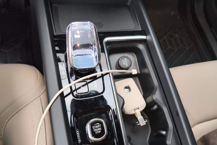 Used Volvo XC60 2026 B5 4x4 Smart Luxury Edition Gear Lever