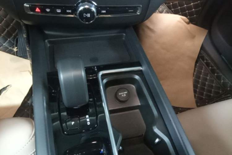 Used Volvo XC60 2026 B5 4x4 Smart Luxury Edition Gear Lever