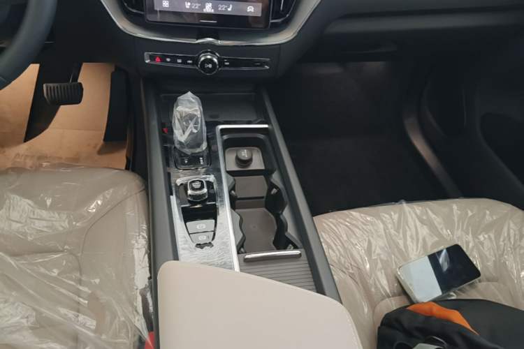 Used Volvo XC60 2026 B5 4x4 Smart Luxury Edition Gear Lever