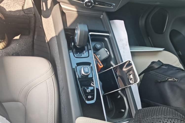 Used Volvo XC60 2026 B5 4x4 Smart Luxury Edition Gear Lever