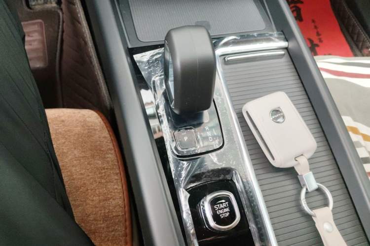 Used Volvo XC60 2026 B5 4x4 Smart Luxury Edition Gear Lever