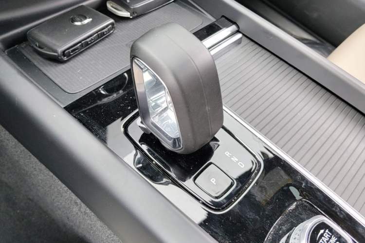 Used Volvo XC60 2026 B5 4x4 Smart Luxury Edition Gear Lever