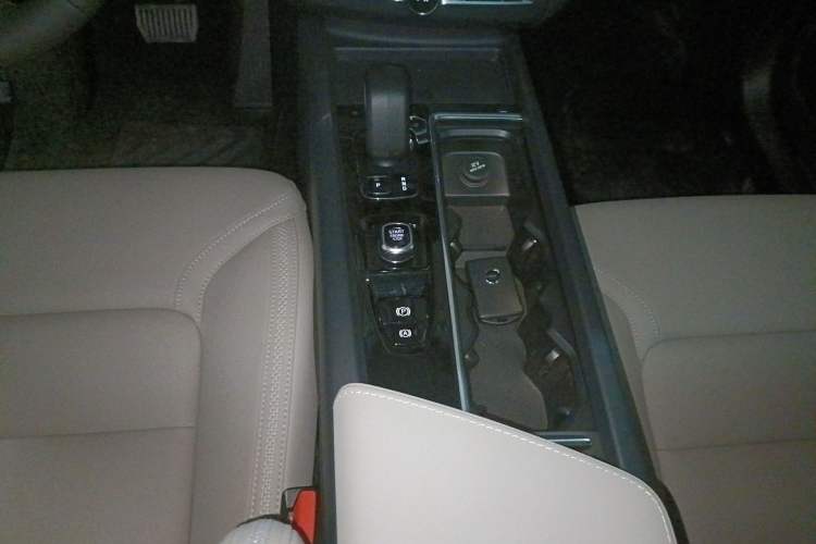 Used Volvo XC60 2026 B5 4x4 Smart Luxury Edition Gear Lever