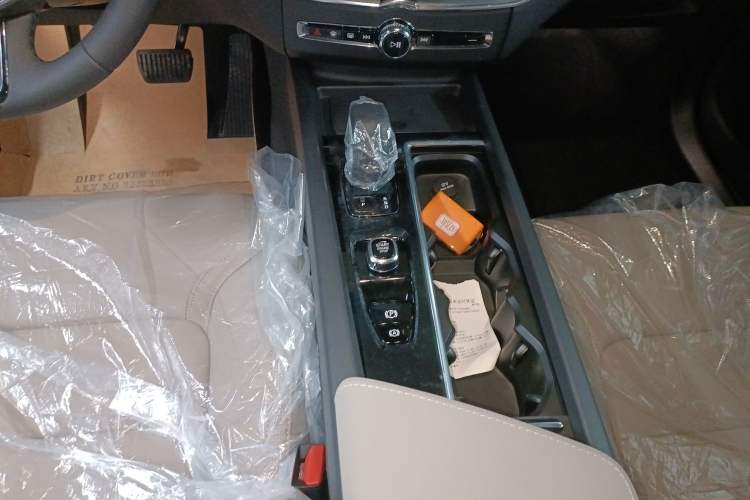 Used Volvo XC60 2026 B5 4x4 Smart Luxury Edition Gear Lever
