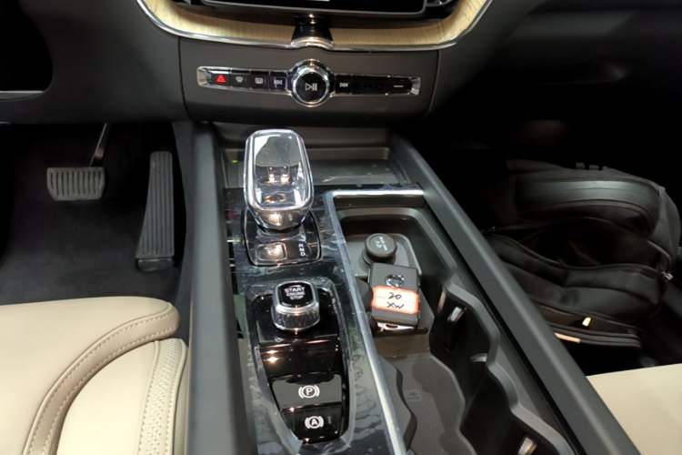 Used Volvo XC60 2026 B5 4x4 Smart Luxury Edition Gear Lever