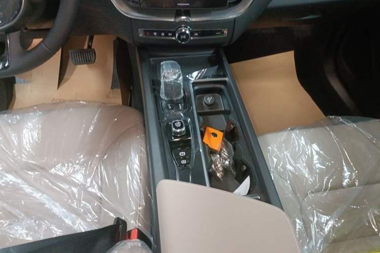 Used Volvo XC60 2026 B5 4x4 Smart Luxury Edition Gear Lever