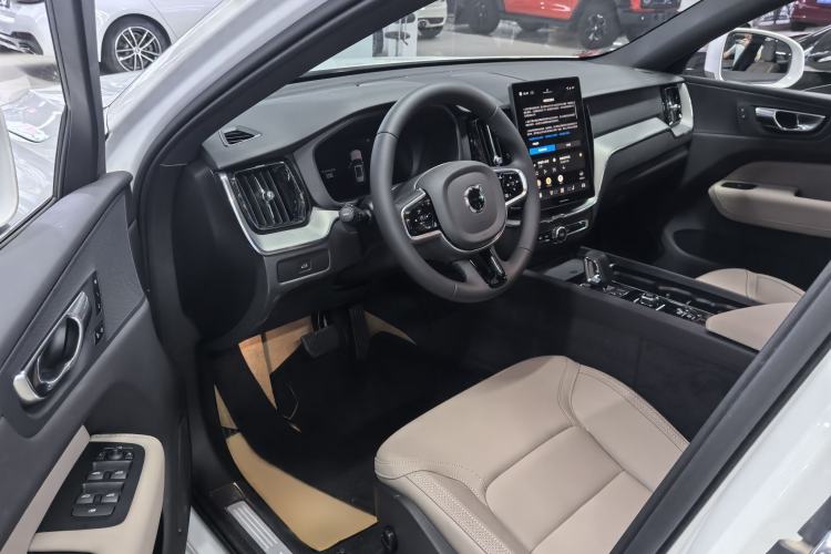 Used Volvo XC60 2026 B5 4x4 Smart Luxury Edition Interior 1