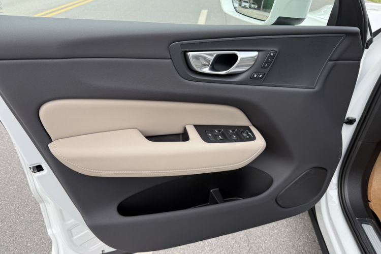 Used Volvo XC60 2026 B5 4x4 Smart Luxury Edition Interior 10