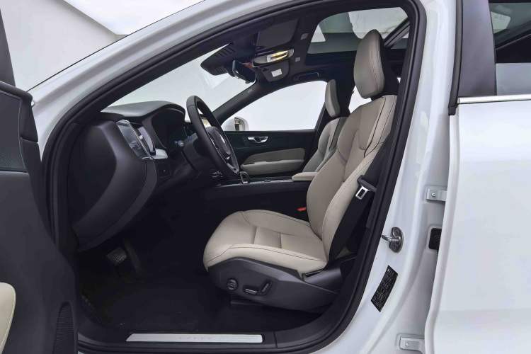 Used Volvo XC60 2026 B5 4x4 Smart Luxury Edition Interior 2