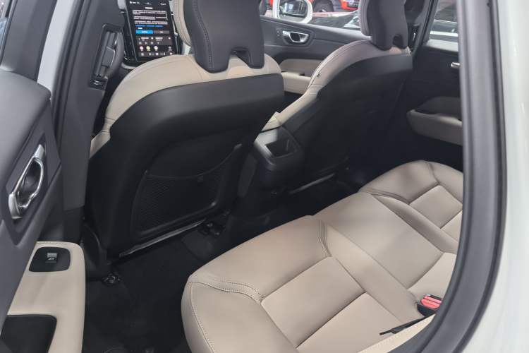 Used Volvo XC60 2026 B5 4x4 Smart Luxury Edition Interior 2