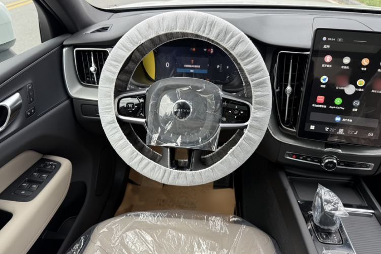 Used Volvo XC60 2026 B5 4x4 Smart Luxury Edition Interior 2