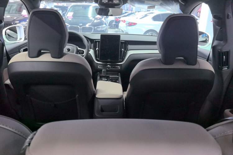 Used Volvo XC60 2026 B5 4x4 Smart Luxury Edition Interior 3