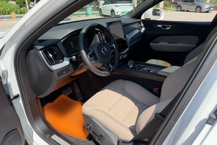 Used Volvo XC60 2026 B5 4x4 Smart Luxury Edition Interior 3