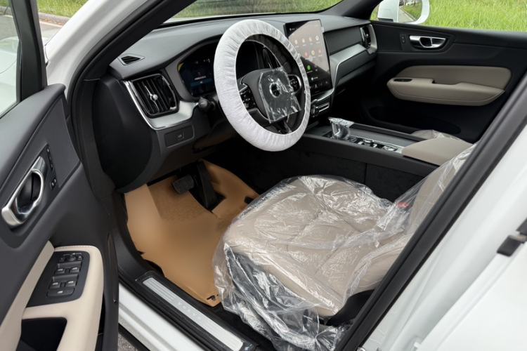 Used Volvo XC60 2026 B5 4x4 Smart Luxury Edition Interior 3