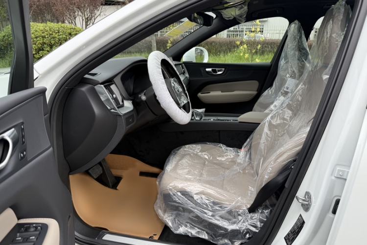 Used Volvo XC60 2026 B5 4x4 Smart Luxury Edition Interior 4