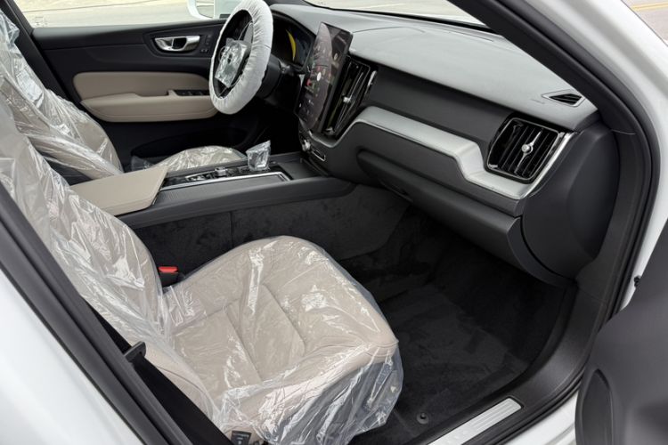 Used Volvo XC60 2026 B5 4x4 Smart Luxury Edition Interior 8
