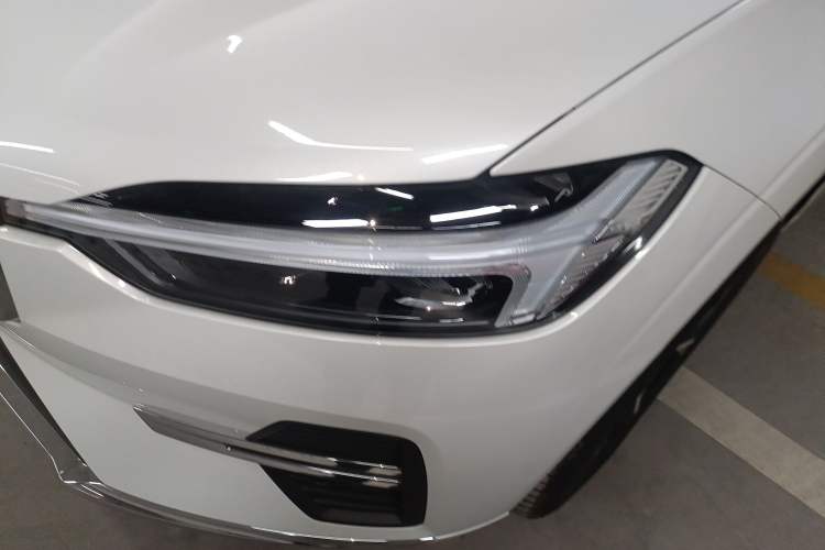 Used Volvo XC60 2026 B5 4x4 Smart Luxury Edition Left Front Headlight