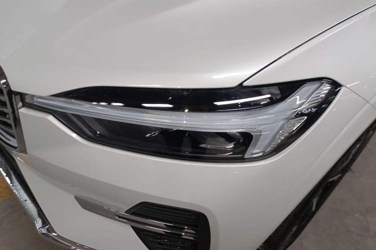 Used Volvo XC60 2026 B5 4x4 Smart Luxury Edition Left Front Headlight