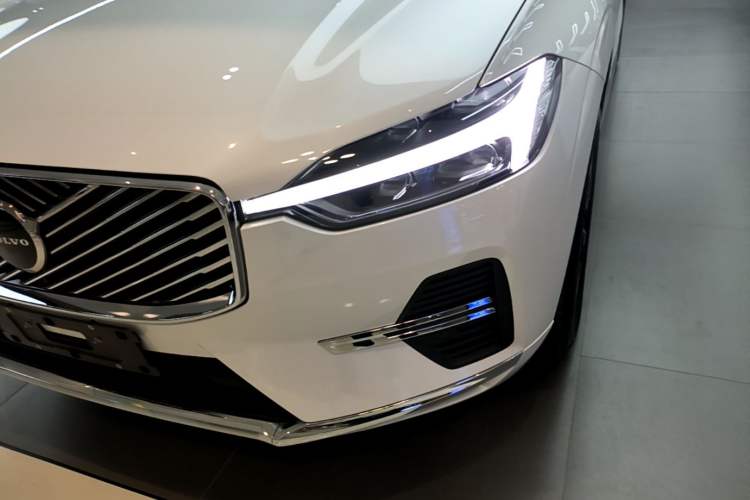 Used Volvo XC60 2026 B5 4x4 Smart Luxury Edition Left Front Headlight