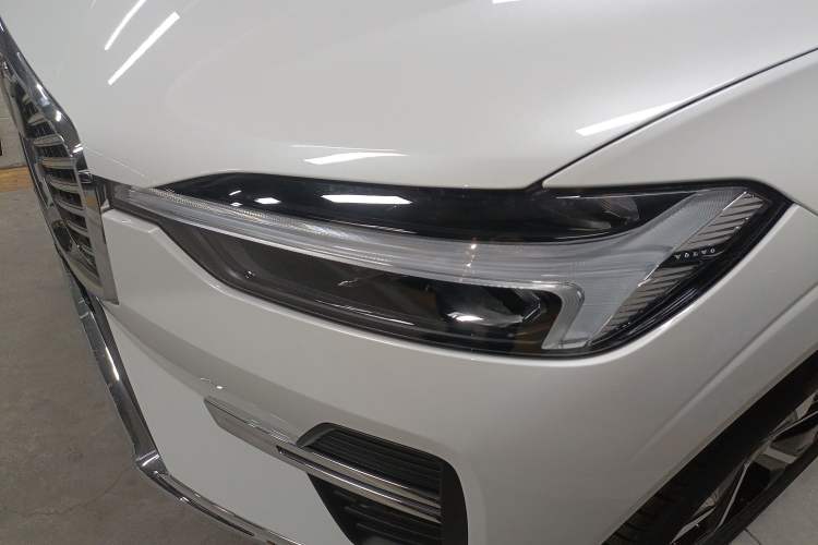 Used Volvo XC60 2026 B5 4x4 Smart Luxury Edition Left Front Headlight