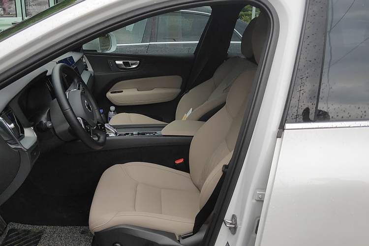 Used Volvo XC60 2026 B5 4x4 Smart Luxury Edition Left Front Seat