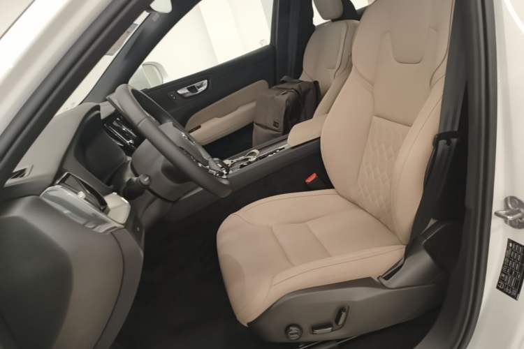 Used Volvo XC60 2026 B5 4x4 Smart Luxury Edition Left Front Seat