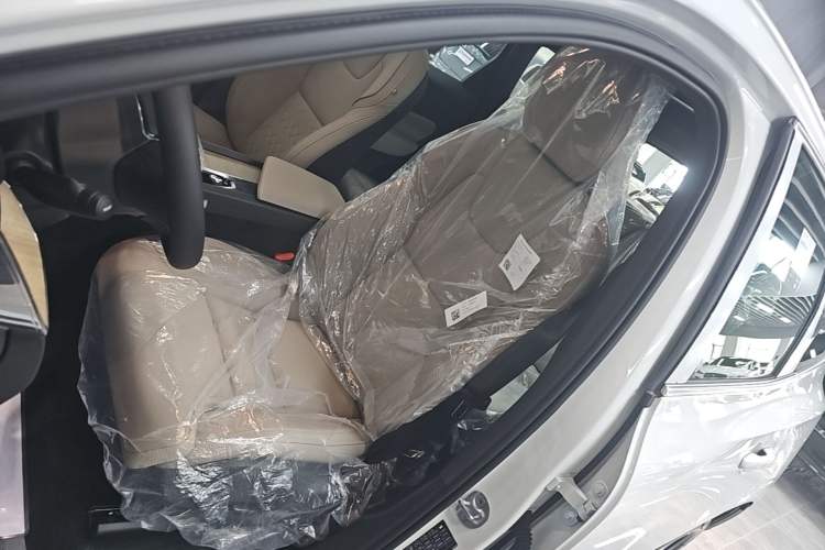 Used Volvo XC60 2026 B5 4x4 Smart Luxury Edition Left Front Seat