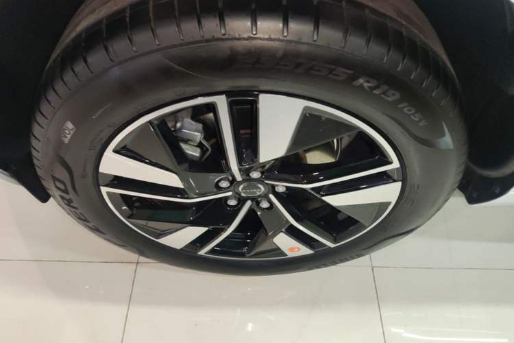 Used Volvo XC60 2026 B5 4x4 Smart Luxury Edition Left Front Wheel Hub