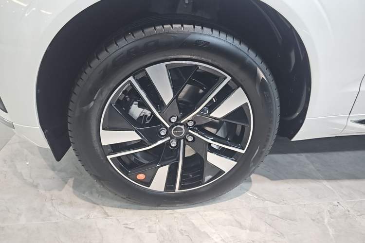Used Volvo XC60 2026 B5 4x4 Smart Luxury Edition Left Front Wheel Hub