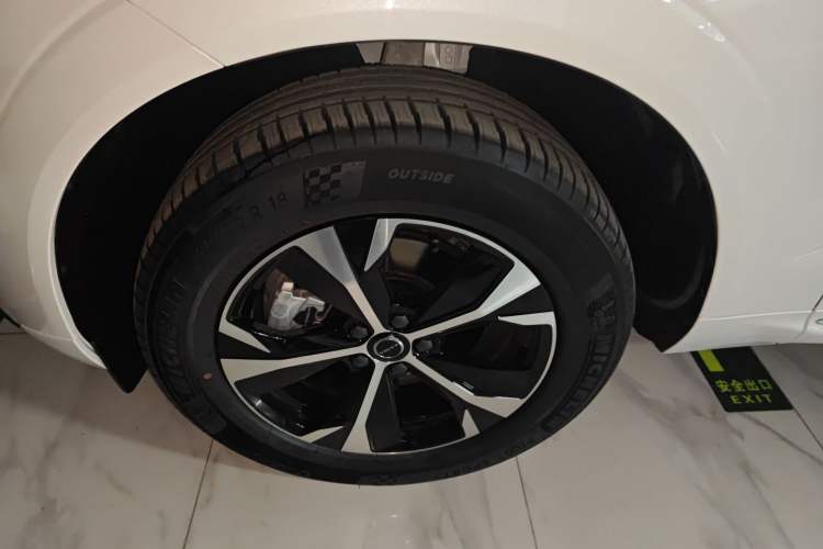 Used Volvo XC60 2026 B5 4x4 Smart Luxury Edition Left Front Wheel Hub