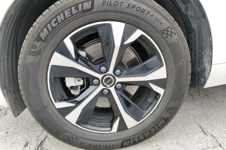 Used Volvo XC60 2026 B5 4x4 Smart Luxury Edition Left Front Wheel Hub