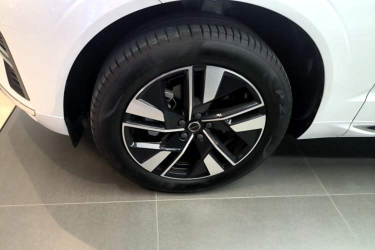 Used Volvo XC60 2026 B5 4x4 Smart Luxury Edition Left Front Wheel Hub