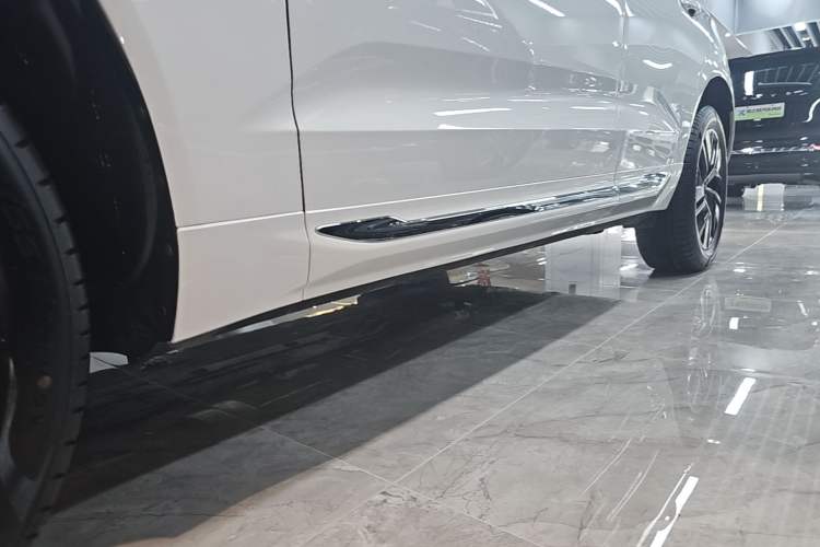 Used Volvo XC60 2026 B5 4x4 Smart Luxury Edition Left Side Sill