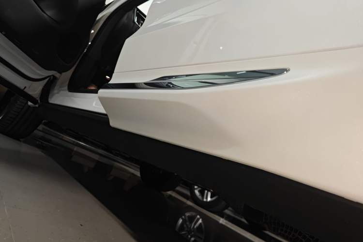 Used Volvo XC60 2026 B5 4x4 Smart Luxury Edition Left Side Sill