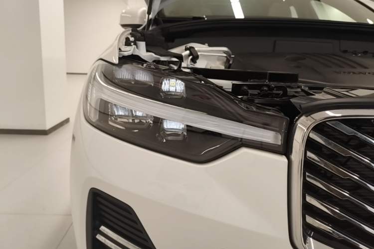 Used Volvo XC60 2026 B5 4x4 Smart Luxury Edition Right Front Headlight