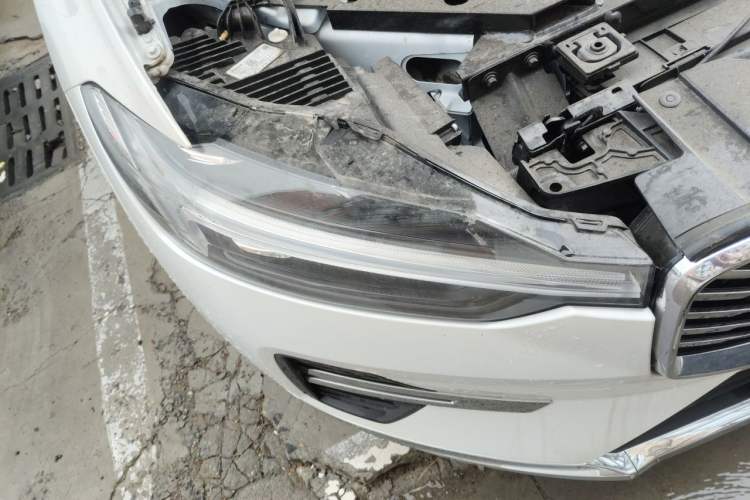 Used Volvo XC60 2026 B5 4x4 Smart Luxury Edition Right Front Headlight