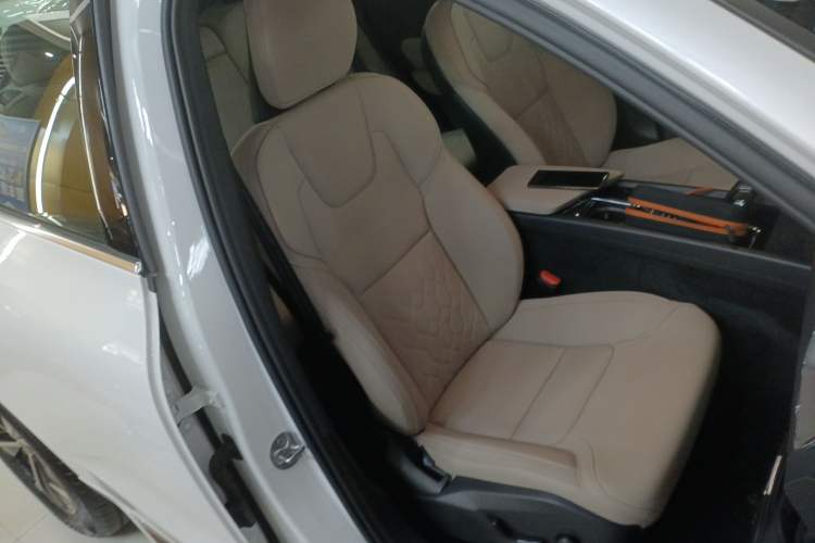 Used Volvo XC60 2026 B5 4x4 Smart Luxury Edition Right Front Seat
