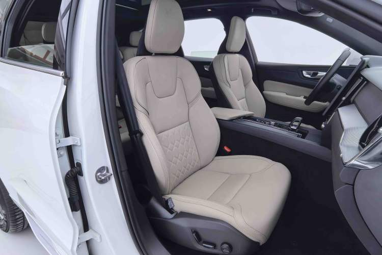 Used Volvo XC60 2026 B5 4x4 Smart Luxury Edition Right Front Seat