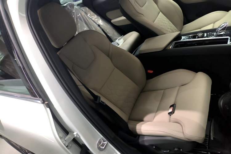 Used Volvo XC60 2026 B5 4x4 Smart Luxury Edition Right Front Seat