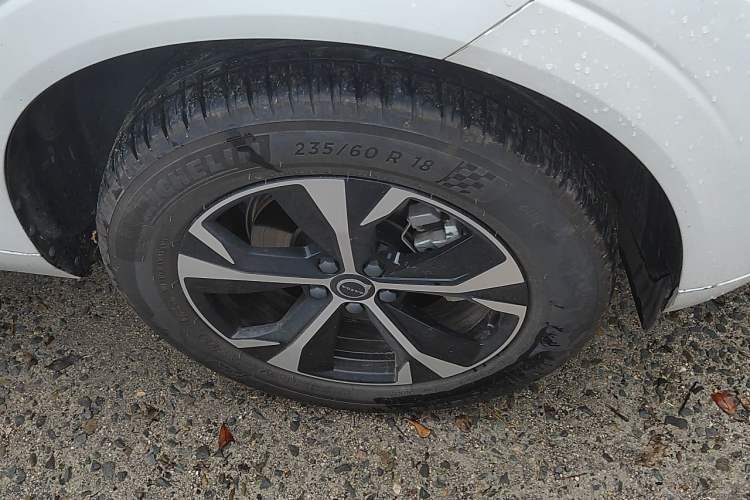 Used Volvo XC60 2026 B5 4x4 Smart Luxury Edition Right Front Wheel Hub