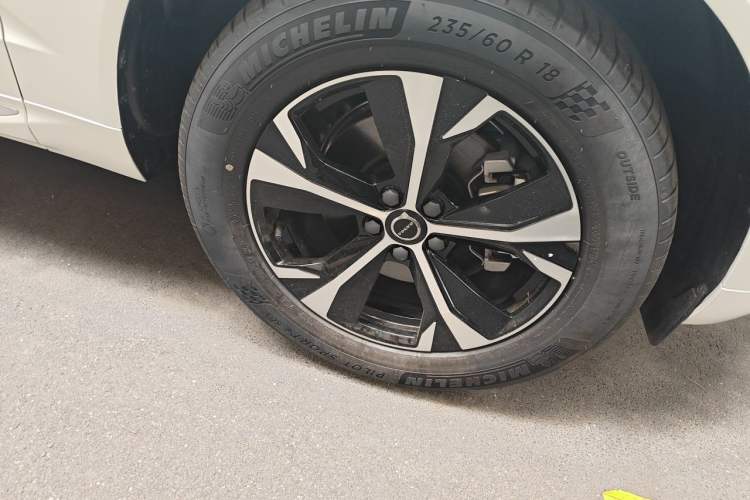 Used Volvo XC60 2026 B5 4x4 Smart Luxury Edition Right Front Wheel Hub