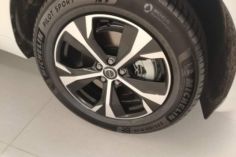 Used Volvo XC60 2026 B5 4x4 Smart Luxury Edition Right Front Wheel Hub