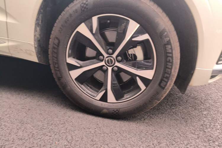 Used Volvo XC60 2026 B5 4x4 Smart Luxury Edition Right Front Wheel Hub