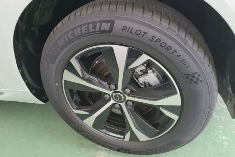 Used Volvo XC60 2026 B5 4x4 Smart Luxury Edition Right Front Wheel Hub