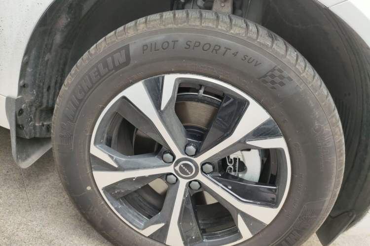 Used Volvo XC60 2026 B5 4x4 Smart Luxury Edition Right Front Wheel Hub